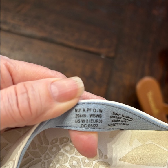 OluKai flip flops like new! Purchased in Hawaii!  ￼ - Picture 4 of 4